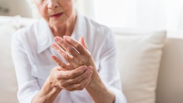 Боль суставов у пожилых людей: причины и советы врачей