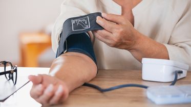 Как измерить артериальное давление с помощью ручного тонометра?