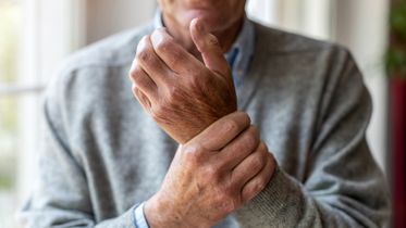 Как помочь пожилому человеку с тремором рук?
